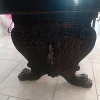 tavolo con zampe di leone