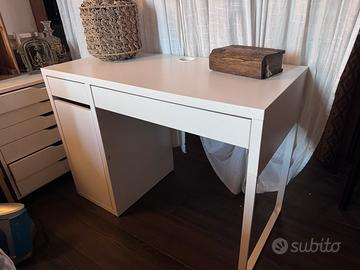 Scrivania MICKE (IKEA).