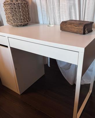 Scrivania MICKE (IKEA).