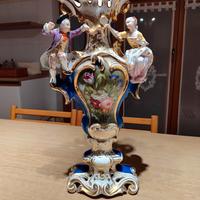 Vaso in porcellana con scene galanti