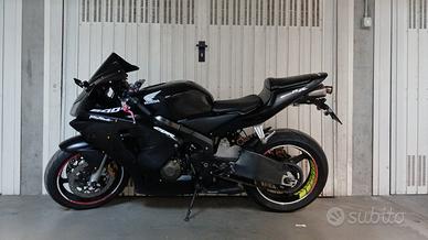 moto stradale Honda CBR 600 RR nera