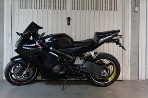 moto stradale Honda CBR 600 RR nera