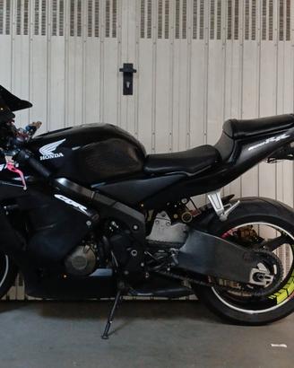 moto stradale Honda CBR 600 RR nera