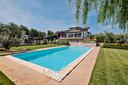villa-panoramica-su-roma-con-piscina-giardino