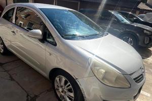 Opel corsa tenuta molto bene