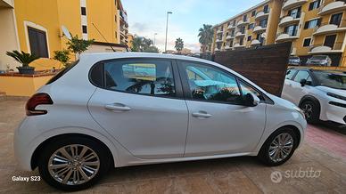 Peugeut 208 