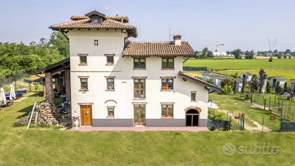 Rustico / Casale di 1240 m² con 4 locali a Novara - Altro