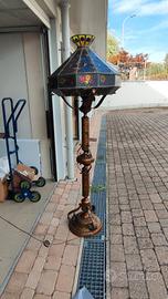 Lampada da terra in stile Tiffany .