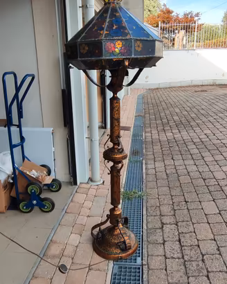 Lampada da terra in stile Tiffany .
