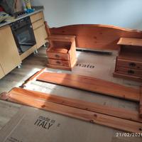 Letto con rete matrimoniale a doghe e 2 comodini