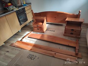 Letto con rete matrimoniale a doghe e 2 comodini