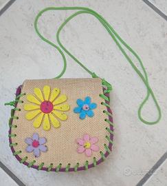Borsetta artigianale con fiori colorati