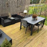Arredamento Giardino con tavolo, sedie e divano