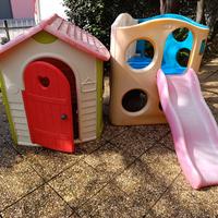 casina per bambini e scivolo per bambini.