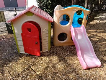 casina per bambini e scivolo per bambini.