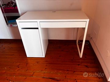 Scrivania bianca IKEA con cassetti