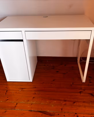 Scrivania bianca IKEA con cassetti