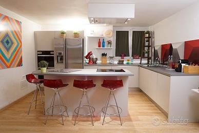 Cucina moderna con isola