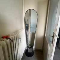 Specchio ovale in ferro vintage con base pesante