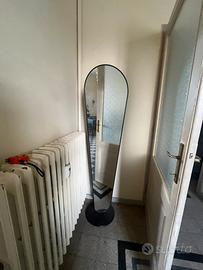 Specchio ovale in ferro vintage con base pesante