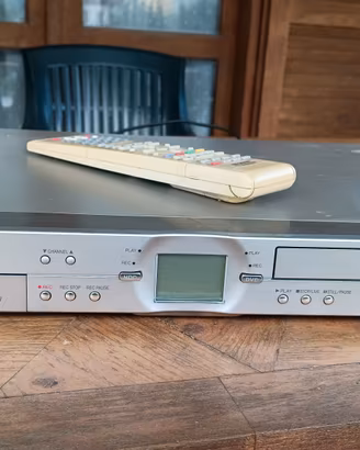 VIDEOREGISTRATORE  Sharp dv-hr 300 
