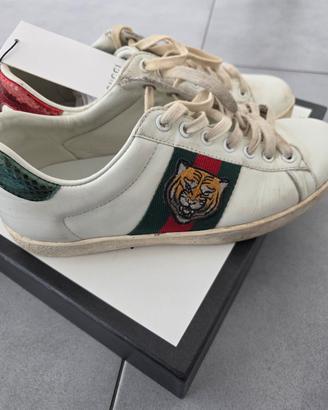 sneaker in pelle sono il modello Gucci Ace tigre