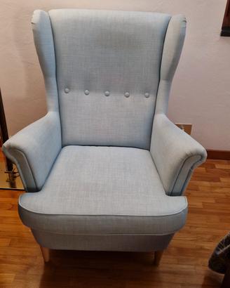 Poltrona Ikea Strandmon con poggiapiedi .