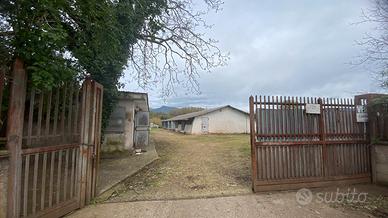 Terreno con capannone e uffici