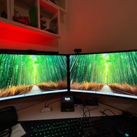 2 monitor Samsung 27” con staffa da scrivania