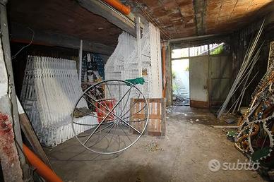 Deposito Finestrato di 156mq a Gravina di Catania