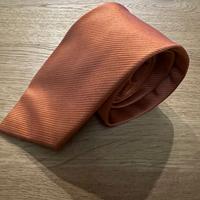 Cravatta arancio di Edoardo De Giorgi