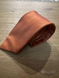 Cravatta arancio di Edoardo De Giorgi