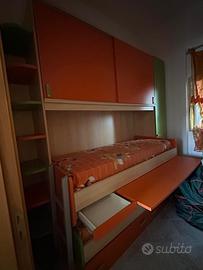 Cameretta arancione e verde con due materassi