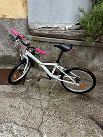 Bicicletta da bambina bianca e rosa Btwin 20’