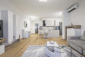 TRILOCALE AL PRIMO PIANO CON TAVERNA E BOX AUTO