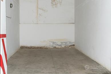 Garage Box - Zona Amm.Caracciolo Altezza 5 metri
