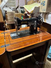 Macchina da cucire vintage NECCHI con mobile