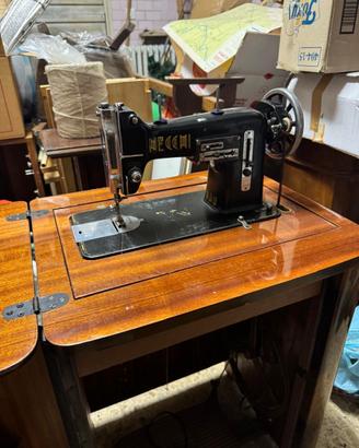 Macchina da cucire vintage NECCHI con mobile