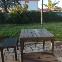 Tavolo e due sgabelli