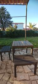 Tavolo e due sgabelli