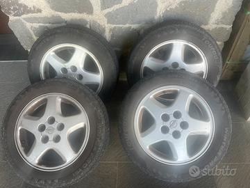 4 originali Nissan con gomme invernali 205/60/16