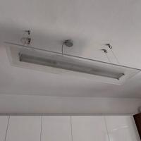 Lampadario moderno in vetro e metallo cromato