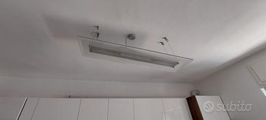 Lampadario moderno in vetro e metallo cromato