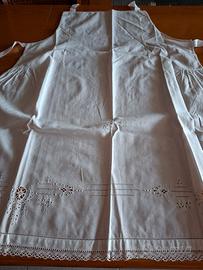 Grembiule ricamato a mano da corredo antico