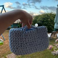 Borsa clutch fatta a mano all’uncinetto – azzurra