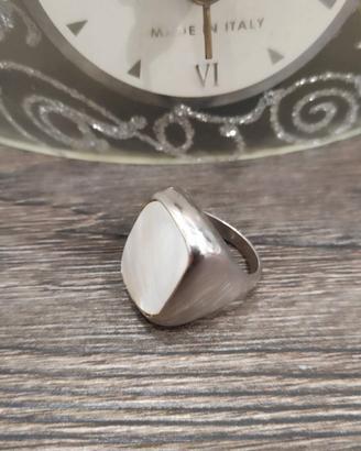 Anello d'argento con sigillo in madreperla