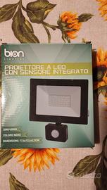 Proiettore led con sensore di movimento 