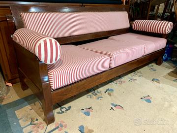 Divano con schienale ribalta  e struttura noce