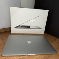 Macbook Pro 15" 2017 17 16 GB ram 256 GB + cover