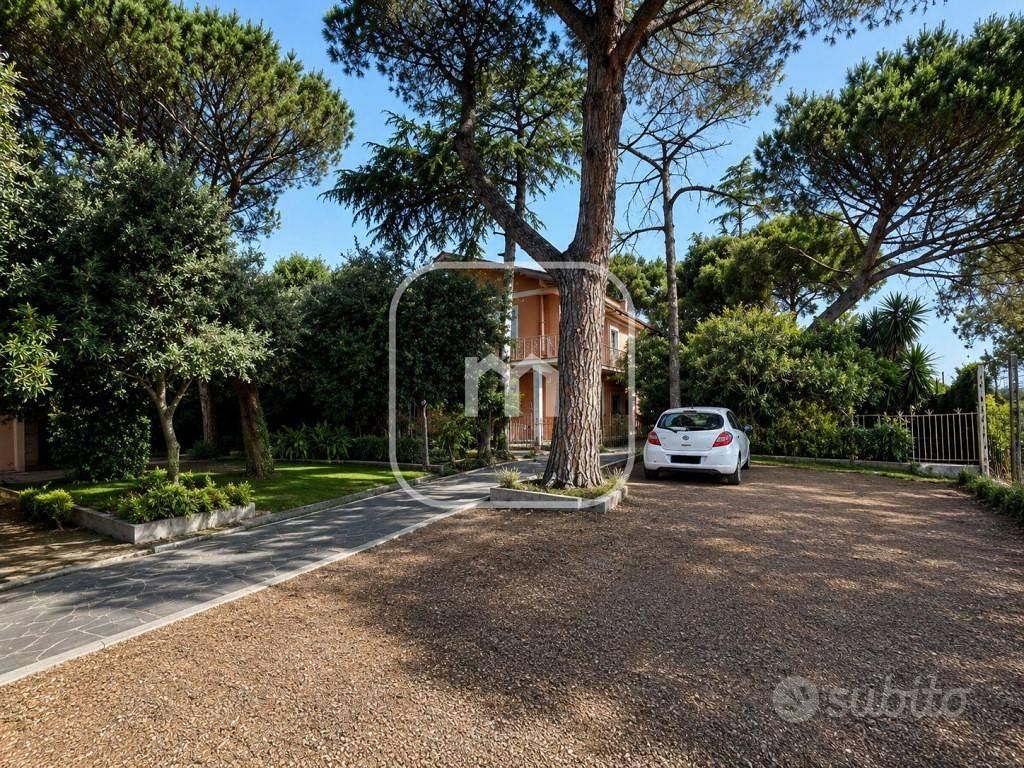 Rustico / Casale di 392 m² con più di 5 locali a R - Vista 5